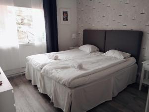埃勒斯Lägenhetshotell Varvet的一间卧室配有一张大床和两条毛巾