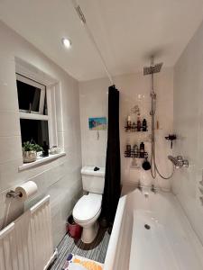 康斯坦丁Cosy bedroom in Central Cornwall的一间带卫生间和浴缸的浴室