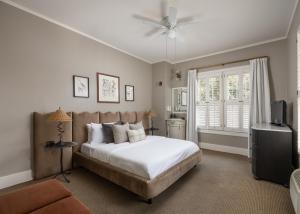 圣巴巴拉De La Vina Inn的一间卧室配有一张床和吊扇