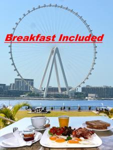 迪拜Hostel Resort VIP的一张桌子,上面有食物和轮子