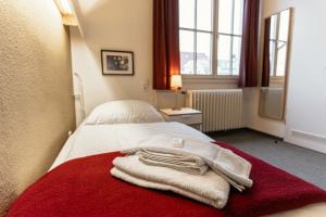 科隆Tagungs und Gästehaus St Georg的酒店客房的床铺上备有毛巾