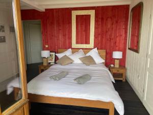 卡普费雷Chambre d'Hôtes - Village Petit Piquey的卧室配有一张带两个枕头的大白色床