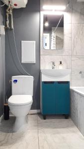 OleksandriyaЗатишна квартира по вулиці Шевченка 65的浴室配有白色卫生间和盥洗盆。