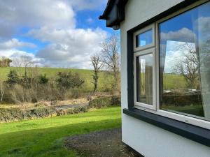 卡文The Lodge-Cozy and serene home的享有田野景致的窗户
