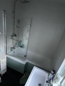 卡文The Lodge-Cozy and serene home的带浴缸、水槽和镜子的浴室