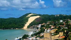 纳塔尔CJC Short Stay Natal的享有海滩和山脉的美景
