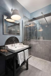 拉宾Mirakul Residence的一间带水槽和淋浴的浴室