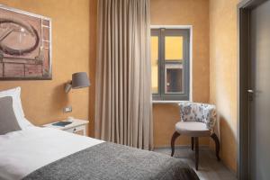 拉宾Mirakul Residence的卧室配有床、椅子和窗户。