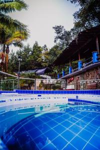 里奥内格罗FINCA HOTEL SANTO TOMAS REAL的一座铺有蓝色瓷砖地板的大型游泳池