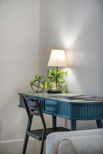 奥马哈Charming Retreat - Close to Zoo and Downtown的一张带台灯和椅子的桌子