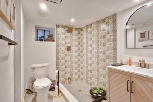 多伦多Exquisite Luxury Estate - Steps to Downtown的一间带卫生间和水槽的浴室