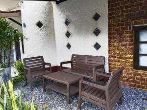 Ban Pak Ba RaMaidok Homestay 2(ไม้ดอกโฮมสเตย์ 2)的庭院设有两把椅子和一张长凳