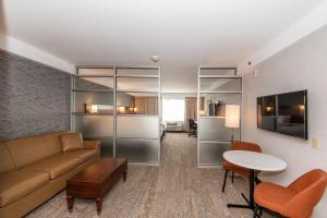 瓦勒多瓦尔多尔品质套房酒店的客厅配有沙发和桌子