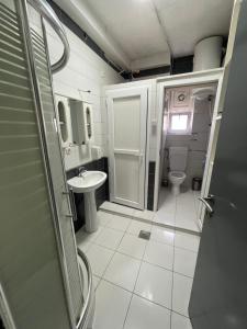 普里什蒂纳NEWBORN comfort HOSTEL的一间带卫生间和水槽的小浴室