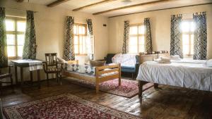 西斯纳迪奥拉Michelsberger Haus的一间卧室配有两张床和一张桌子及椅子