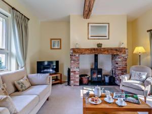 Sampford Courtenay4 bed in Okehampton 49511的带沙发和壁炉的客厅