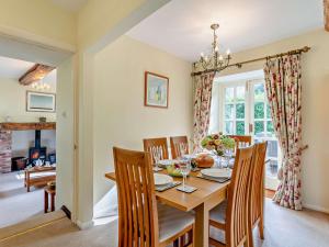 Sampford Courtenay4 bed in Okehampton 49511的一间带木桌和椅子的用餐室