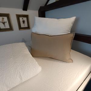 UnterkochenPrivates Zimmer & Bad in Aalen/Unterkochen的一张带白色床单和枕头的床