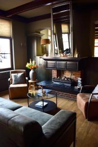 温斯霍滕Hotel Restaurant 't Ronde Loegh的带沙发和壁炉的客厅