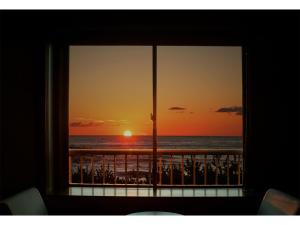 坂井市Taiheian - Vacation STAY 57423v的享有日落海滩景致的窗户