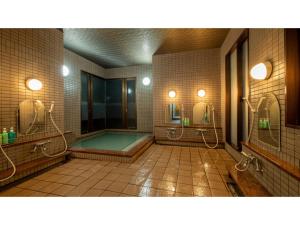 坂井市Taiheian - Vacation STAY 57423v的带淋浴和浴缸及镜子的浴室