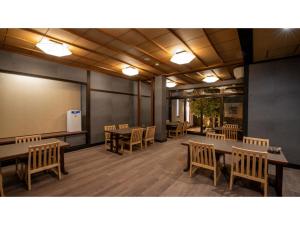 坂井市Taiheian - Vacation STAY 57423v的一间会议室,配有桌椅和白板