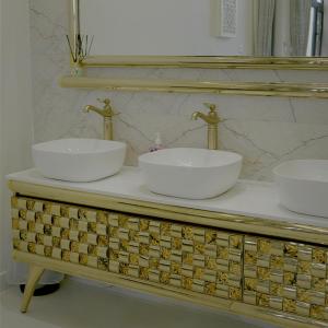 拜尔卡Lura Chalet的浴室设有2个水槽和1个带镜子的台面