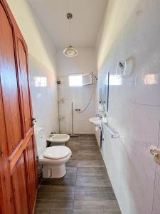依索安Oceana surf house的一间带卫生间和水槽的浴室