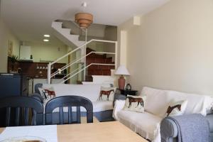 Villavieja del LozoyaTu Casa Ecuestre的带沙发和椅子的客厅以及楼梯。