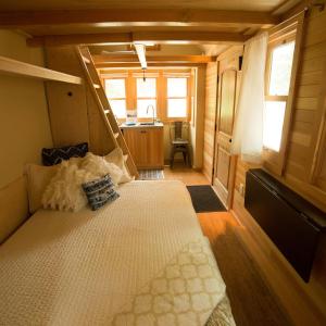 里昂WeeCasa Tiny Home Resort的一间小房子里的卧室