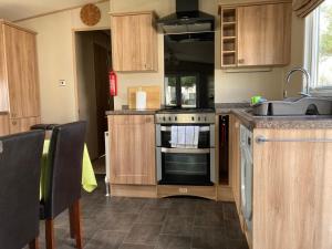 芬当Bluebell的厨房配有木制橱柜和炉灶烤箱。