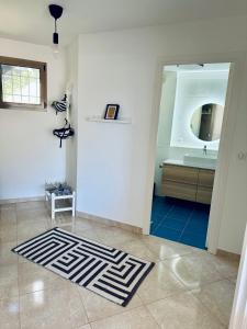 博索莱伊Penthouse over Monaco的浴室设有水槽和黑白地毯。