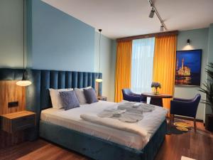 伊斯坦布尔Dream house 22的卧室配有一张床和一张桌子及椅子