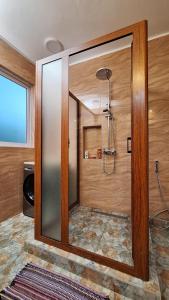 卡特勒博尔纳Appartement neuf au cœur de Quatre Bornes的浴室里设有玻璃门淋浴