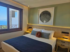 古厄庇道鲁斯Yialasi Hotel的一间卧室设有一张床,享有海景