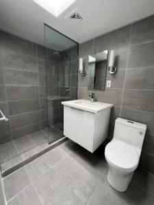 棕榈泉Super Cute room in Architectural Home的一间带卫生间和水槽的浴室