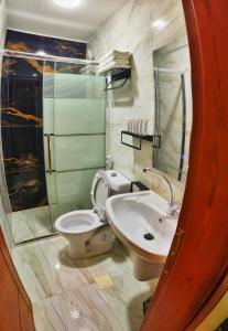 瓦迪穆萨Rakan ApartHotel and Luxury Rooms的一间带卫生间和水槽的浴室