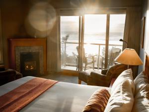 托菲诺长滩度假旅舍的一间带壁炉的卧室,享有海景