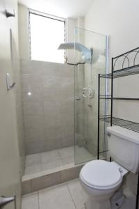萨利纳斯JudyHouse的浴室设有玻璃淋浴间和卫生间