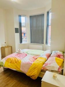 曼彻斯特En-suit double bedroom with bathroom in Manchester的一间卧室设有一张大床和一个窗户。