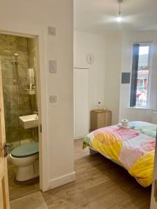 曼彻斯特Room 1 En-suit double bedroom with bathroom in Manchester的一间卧室配有床、水槽和卫生间