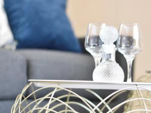 比勒陀利亚Lea's Furnished Apartments - Lofts at Loftus的一张桌子上两个玻璃瓶的紧闭