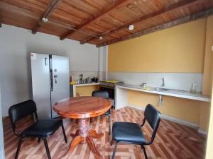 瓦努科OCALA HOUSE 4.0的一间厨房,里面配有桌椅