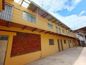 瓦努科OCALA HOUSE 4.0的一座空的学校建筑,有砖墙