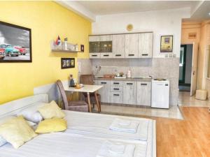 尼什Yellow Diamond的一间带白色沙发的客厅和一间厨房