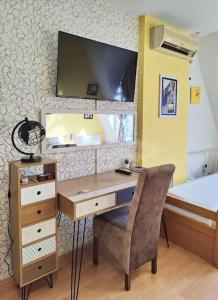 尼什Yellow Diamond的卧室内的一张桌子、椅子和镜子