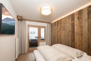 阿尔普巴赫谷地赖特Familienappartement Seenland的卧室配有白色的床和窗户。
