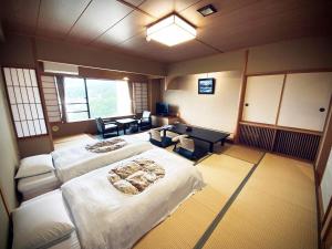 妙高Hotel Taiko - Vacation STAY 21755v的大房间设有两张床和一张书桌