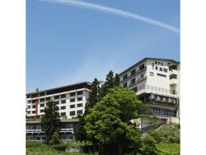 妙高Hotel Taiko - Vacation STAY 21755v的前面有树木的白色大建筑