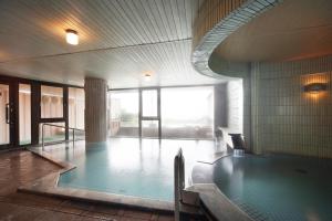 妙高Hotel Taiko - Vacation STAY 21755v的游泳池,位于带游泳池的建筑内